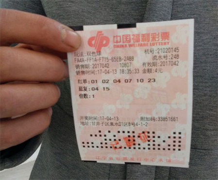 第10分钟，阿德利杀入禁区小角度爆射，皮球击中立柱弹出，双方打得有来有回。